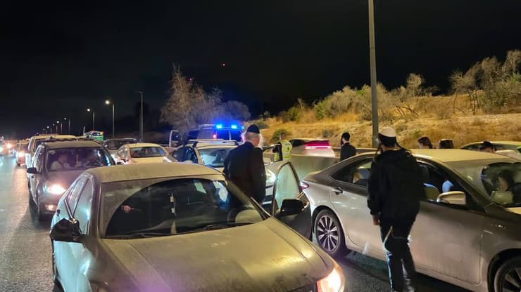 העומסים בכביש 1 חסימה בכביש 1 בעקבות חשודים בעבירות ביטחוניות