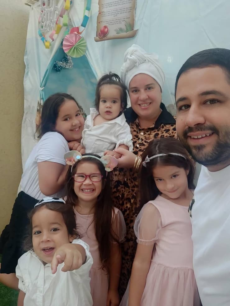 משפחת בן שבת עם עילאי ז"ל (צילום: באדיבות המשפחה ) לאחר מותו של עילאי ז"ל - משפחתו חובקת תינוק חדש