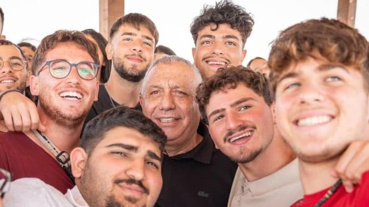 איזנקוט בסיבוב בחירות באילת. מאמץ מיוחד מופנה לקהל הליברלי והמשרת, לצעירים ולמצביעי הפעם הראשונה (צילום: יונתן גאון ) מפלגת ישר! בראשות גדי איזנקוט בסיבוב בחירות באילת