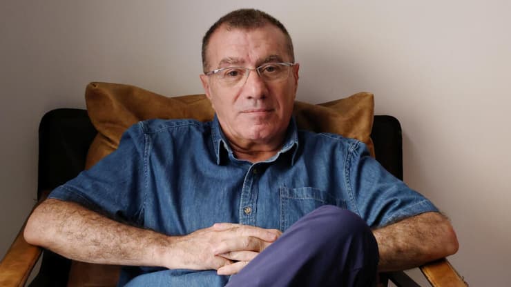 "ברגע שיכולתי לקום מהמיטה הייתי בסדר גמור. אפילו נהגתי הביתה בעצמי". שלומי אלדר מתאושש מהניתוח בביתו (צילום: שאול גולן) שלומי אלדר