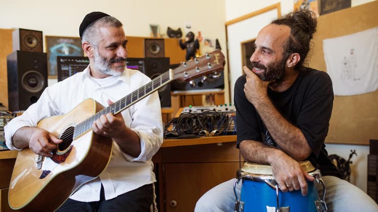 "קודם כל אביתר אומר לי: 'כלום פה לא רלוונטי. אנחנו עושים אלבום מחדש'". אביתר בנאי ותמיר מוסקט (צילום: טל שחר) אביתר בנאי ותמיר מוסקט