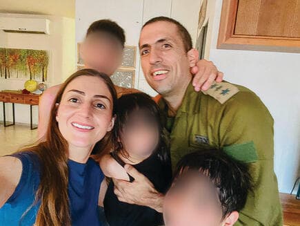 דקסה ז"ל עם אלמנתו הודא וילדיו