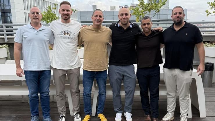 בתמונה מימין לשמאל: גל שפירא, מייסד-שותף Maven, עומר יפת, סמנכ"ל כספים קבוצת גיתם, יובל מני, מנכ"ל ומייסד-שותף Maven, עדו הר-טוב, מנכ"ל ובעלים קבוצת גיתם, דור מליון, מייסד-שותף Maven, ליאור טנר, מנכ"ל משרד הפרסום גיתם (צילום: באדיבות גיתם) בתמונה מימין לשמאל: גל שפירא – מייסד-שותף Maven עומר יפת- סמנכ"ל כספים קבוצת גיתם יובל מני- מנכ"ל ומייסד-שותף Maven עדו הר-טוב- מנכ"ל ובעלים קבוצת גיתם דור מליון – מייסד-שותף Maven ליאור טנר- מנכ"ל משרד הפרסום גיתם