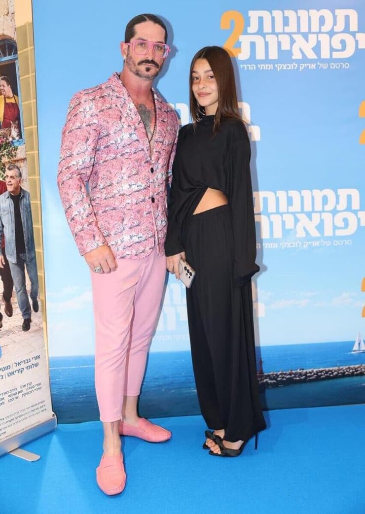 "היא הסתכלה על הפוסטר ואמרה: 'אבא, הרווחת את זה'". צ'ינו אלמיזרק ובתו קסם, בפרימיירת הסרט "תמונות יפואיות 2" (צילום: רפי דלויה) צ'ינו אלמיזרק ובתו קסם, בפרימיירת הסרט "תמונות יפואיות 2"
