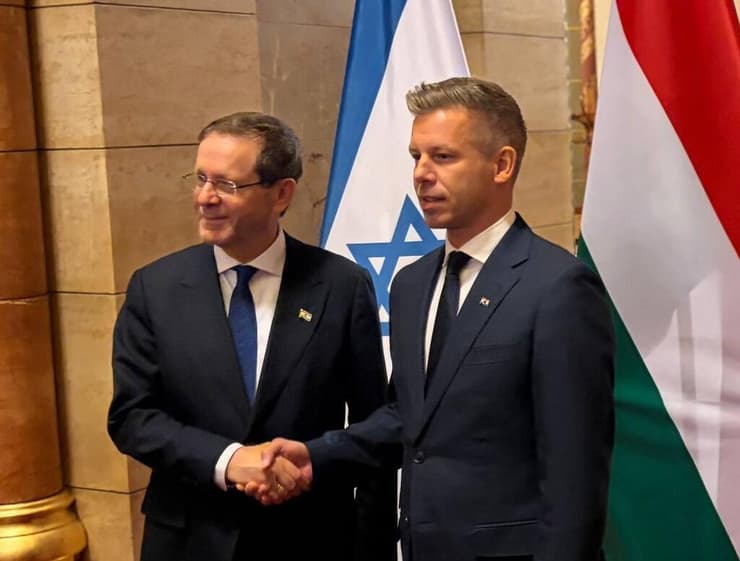 ראש ממשלת הונגריה, פטר מדיאר, עם הנשיא הרצוג במהלך הביקור בבודפשט (צילום: יצחק טסלר) הנשיא הרצוג יחד עם ראש ממשלת הונגריה - פטר מדיאר