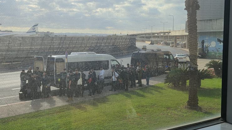 העלאת החסידים לאוטובוסים בדרך מנתב"ג לבקו"ם (צילום: באדיבות 'חב"ד מתעדכנים') המעצר של העריקים החרדים בנתב"ג