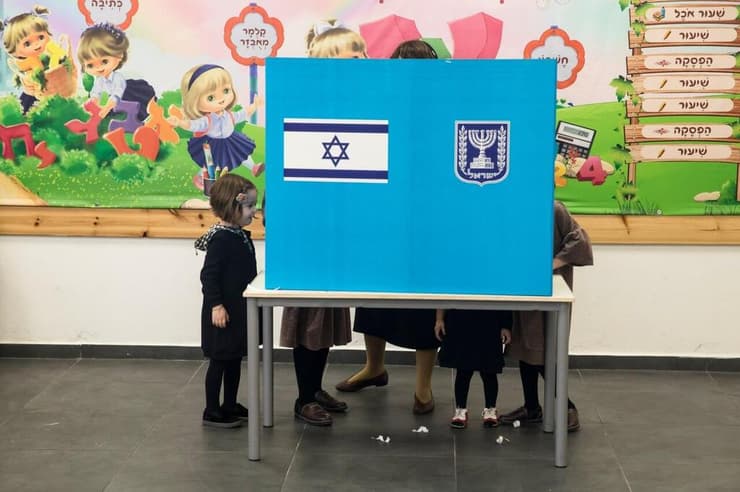 קחו את הפתק רק מאחורי הפרגוד, כדי להיות בטוחים (צילום: Amir Levi\GettyImages) בחירות הצבעה פתק קלפי