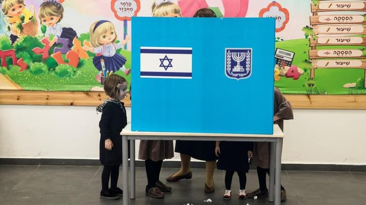 כמה הצביעו בבחירות הראשונות? אם בקלפי עם ילדיה (צילום: Amir Levi\GettyImages) בחירות הצבעה פתק קלפי