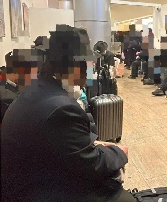 מעצר העריקים בנתב"ג (צילום: ערוץ דער צייט) מעצר די דרמטי בנתב"ג: עשרות בחורים חסידי חב"ד נחתו בארץ אחרי שנת ישיבה ב-770 בארה"ב והתגלו כעריקים