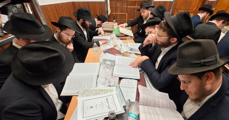 חסידי חב"ד בשנת ה"קבוצה" בברוקלין, ארכיון (צילום: מאיר דהן, COL) חסידי חב"ד בשנת ה"קבוצה" בברוקלין, ארכיון