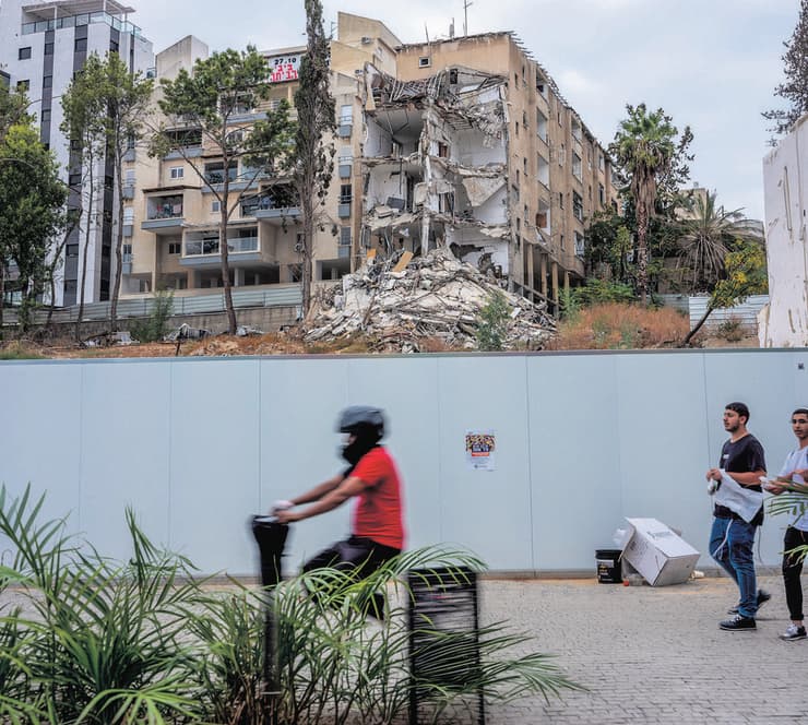 הבניין שנפגע מטיל ברחובות (צילום: יובל חן) הבניין שנפגע מטיל ברחובות
