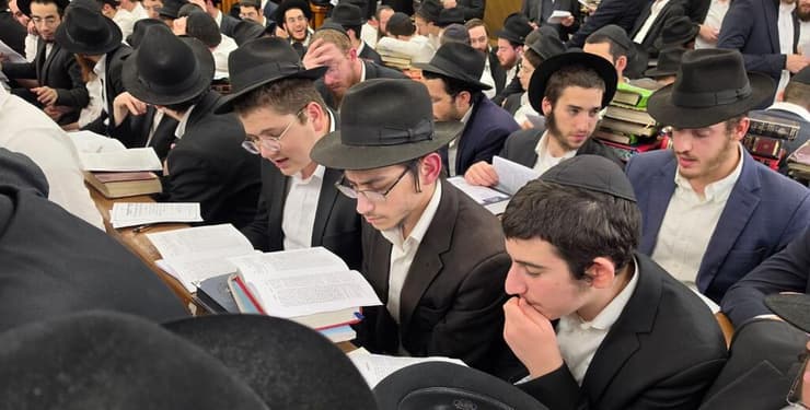 סדר יום תובעני. בחורים מחב"ד בשנת ה"קבוצה" בברוקלין, ארכיון (צילום: מאיר דהן, COL) חסידי חב"ד בשנת ה"קבוצה" בברוקלין, ארכיון