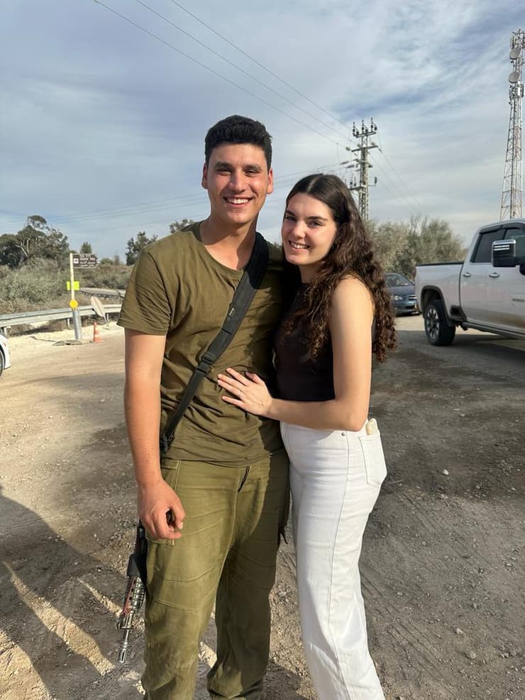 "מלחמה יומיומית, של מה עושים ואיך ממשיכים". אופיר ז"ל עם בת הזוג רוני (צילום: באדיבות המשפחה) אופיר ז"ל עם בת הזוג רוני