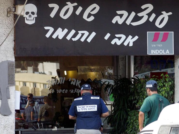 זירת הרצח במספרה ב-2003. מצלמות אבטחה לא היו זמינות שם (צילום: מאיר פרטוש) זירה זירת רצח חיים שאבי ו תומר שבת ב הוד השרון 2003