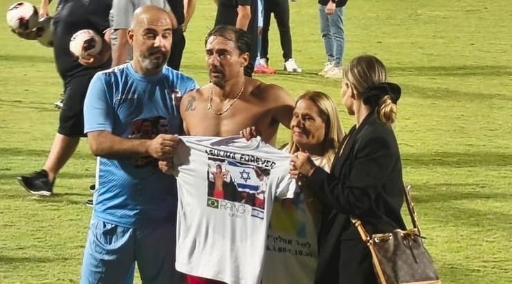 גבריאל לימה בוכה ומעניק לאמא של ליאור אסולין חולצה שהכין. כתוב עליה : Asulima forever מרגש בטירוף (גיא קופיצ’ינסקי) גבריאל לימה בוכה ומעניק לאמא של ליאור אסולין חולצה שהכין. כתוב עליה : Asulima forever מרגש בטירוף
