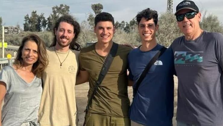 "תמיד ראה את הטוב בכל דבר". משפחת ברקוביץ' עם אופיר ז"ל (במדים באמצע) (צילום: באדיבות המשפחה) משפחת ברקוביץ' עם אופיר ז"ל