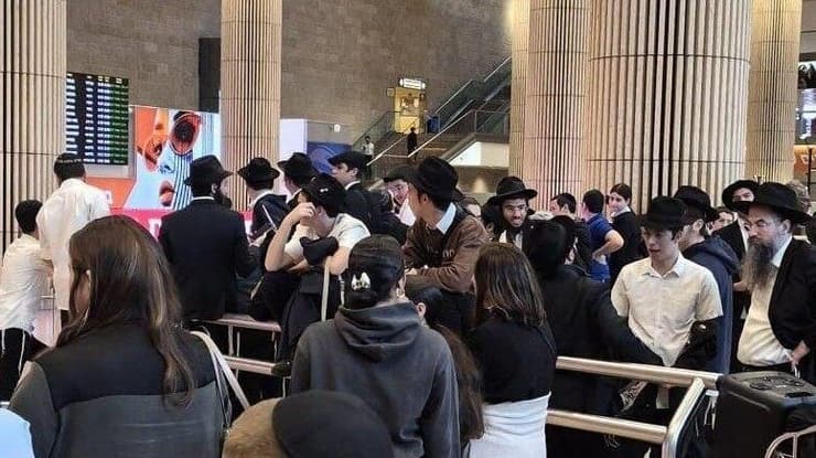 הנחיתה של החרדים בנתב"ג (צילום: "החב"דניקים") הנחיתה של החרדים בנתב"ג