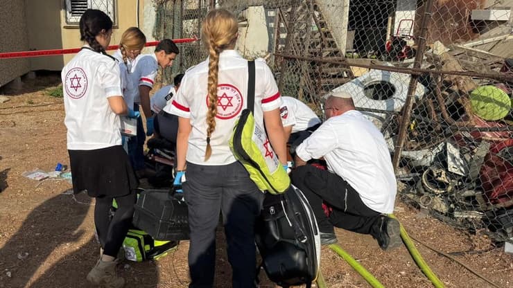 צילום: תיעוד מבצעי מד"א מד"א מבצע פעולות החייאה בגבר עם סימני שאיפת עשן משריפה בקריית עקרון