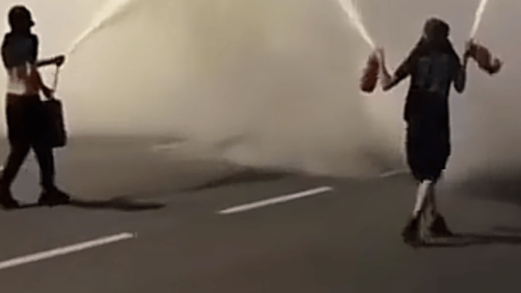 "קוראים להורים לגלות ערנות" (צילום: סעיף 27א לפי חוק זכויות יוצרים) נערים משתמשים במטפים לונדליזם