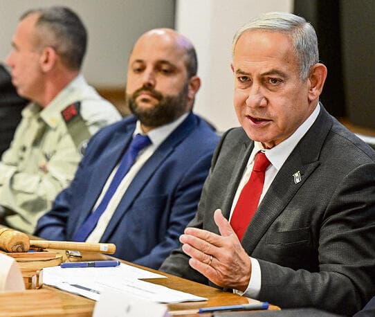הקריא את גרסתו במשך 3.5 שעות כדי להכשיר אותה לפרסום. נתניהו בישיבת קבינט בעת המלחמה (קובי גדעון לע"מ, Kobi Gideon) נתניהו בישיבת קבינט בעת המלחמה. הקריא את גרסתו במשך שלוש שעות וחצי כדי להכשיר אותה לפרסום