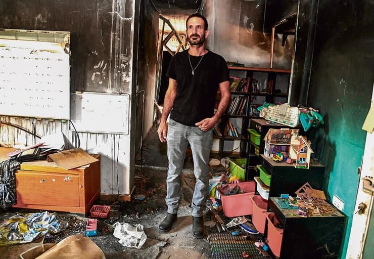 ירון מאור בביתו בניר עוז (צילום: הרצל יוסף) ירון מאור בביתו בניר עוז