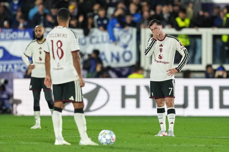 רצף מביך. שחקני מנצ'סטר יונייטד (צילום: AP Photo/Antonio Calanni) מנצ'סטר יונייטד