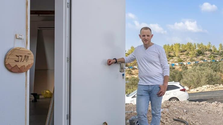 דביר שנרב ביישוב החדש (צילום: מיכל גלעדי) דביר שנרב ביישוב חדש בבנימין