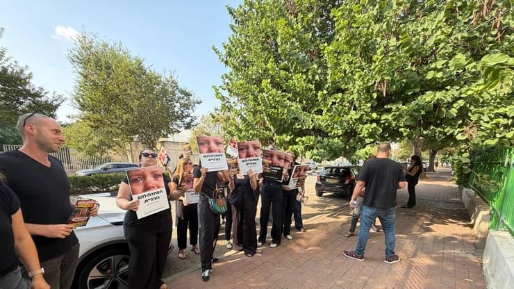 ההורים היום מחוץ לבית המשפט ומחוץ לבית הסייעות