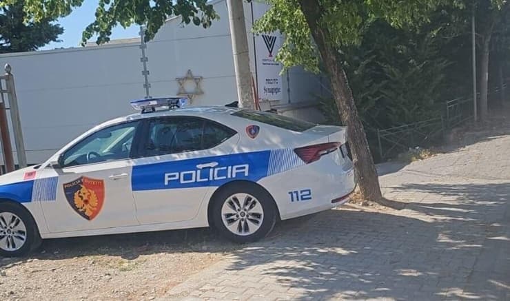 ניידת משטרה ליד אחד המוסדות היהודיים (צילום: הקהילה היהודית באלבניה) ניידת משטרה ליד אחד המוסדות היהודיים