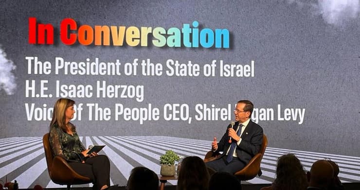נשיא המדינה הרצוג בשיחה בבודפשט עם מנכ"לית ארגון "קול העם" שיראל דגן-לוי (צילום: יצחק טסלר) נשיא המדינה הרצוג בשיחה בבודפשט עם מנכ"ל ארגון "קול העם" שיראל דגן-לוי