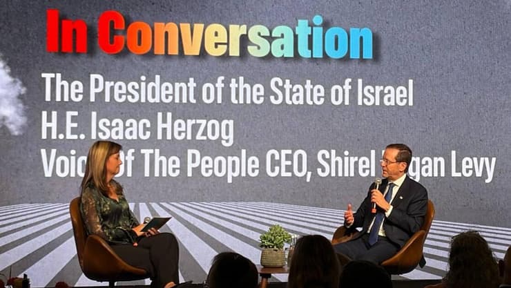 נשיא המדינה הרצוג בשיחה בבודפשט עם מנכ"ל ארגון "קול העם" שיראל דגן-לוי (צילום: יצחק טסלר) נשיא המדינה הרצוג בשיחה בבודפשט עם מנכ"ל ארגון "קול העם" שיראל דגן-לוי