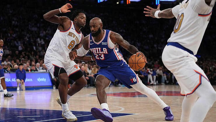 לברון ג'יימס במשחק פתיחת עונת ה-NBA מול ניו יורק ניקס (צילום: AP Photo/Frank Franklin II) לברון ג'יימס במשחק פתיחת עונת ה-NBA מול ניו יורק ניקס