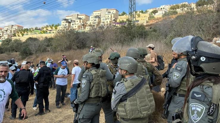 המתנדבים והכוחות בשטח (צילום: רבנים לזכויות אדם) פעילים שליוו חקלאים פלסטינים במסיק עוכבו ע"י כוחות צה"ל