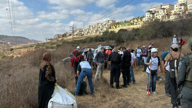 צילום: רבנים לזכויות אדם פעילים שליוו חקלאים פלסטינים במסיק עוכבו ע"י כוחות צה"ל