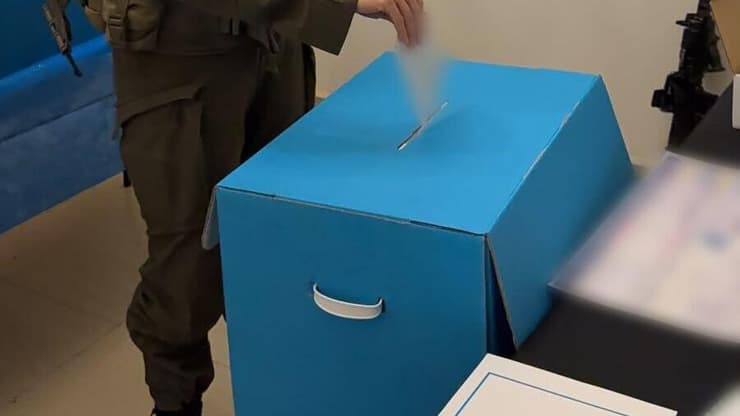 לוחמי ולוחמות צה"ל מצביעים בקלפיות הצבאיות