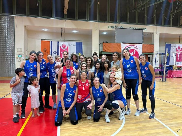 "מה שמוביל אותן הוא המקצוענות והרצון להיות הכי טובות שהן יכולות" (צילום: איגוד הכדורשת) דורה כפר סבא