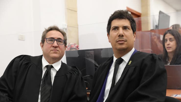 עו"ד חדד (מימין). ביקש לבדוק אילו עבירות אישר מנדלבליט לחקור (צילום: גיל יוחנן) עדות מנדלבליט