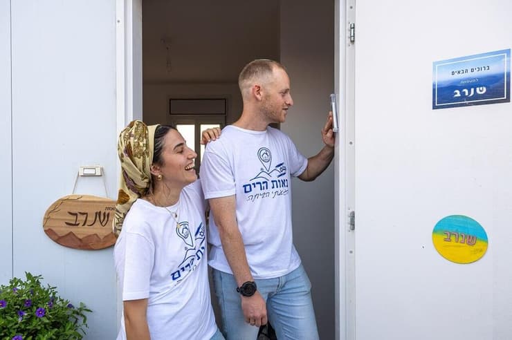 "עולים מתוך כוח". דביר ודנה שנרב (צילום: מיכל גלעדי ) דביר שנרב ביישוב חדש בבנימין
