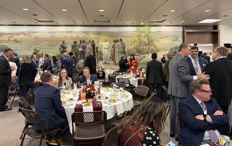ארוחת ערב על רקע ציור קיר של ישו בירושלים