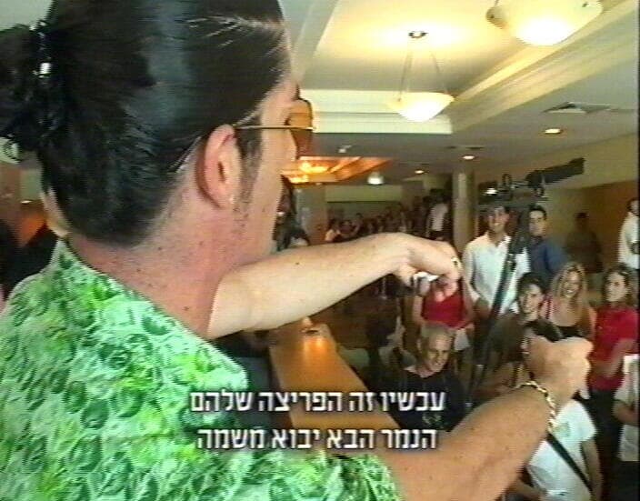 "הקהל הם אלה שעושים אותנו, לא אנחנו עושים אותם". צ'ינו אלמיזרק מתוך "פרויקט Y" (צילום מסך: באדיבות yes) צ'ינו אלמיזרק מתוך "פרויקט Y"