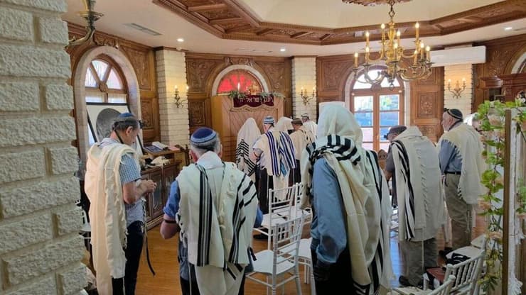 תפילה בבית הכנסת (צילום: הקהילה היהודית באלבניה) תפילה בבית הכנסת