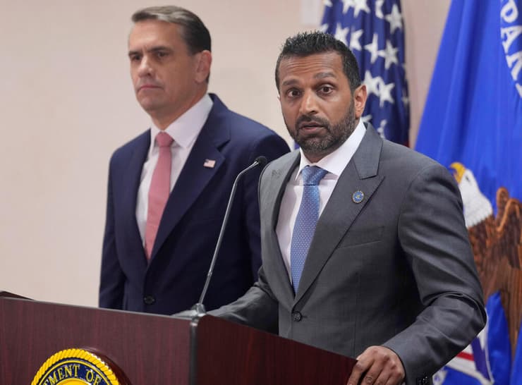 ראש ה-FBI קאש פאטל לצד התובע הכללי של ארה"ב טוד בלאנש, הערב (צילום: AP Photo/Steve Helber) ראש ה-FBI קאש פאטל לצד התובע הכללי של ארה"ב טוד בלאנש במסיבת עיתונאים על אישום נגד פוליטיקאית דמוקרטית מקומית ב וירג'יניה לואיז לוקאס