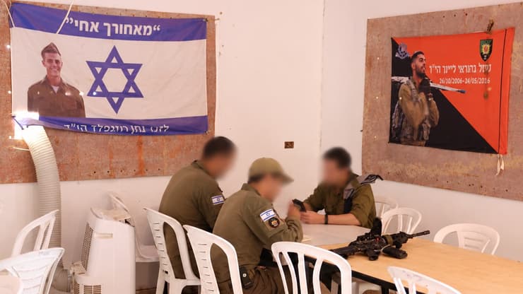 חדר האוכל עם תמונות הנופלים (צילום: גדי קבלו) יואב קרן ו גדי קבלו עם גדוד 9 ב עומק הרצועה רצועת עזה