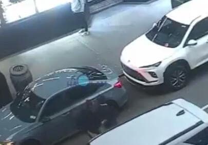 רגע הדקירה (צילום: מתוך מצלמות האבטחה) רגע הדקירה
