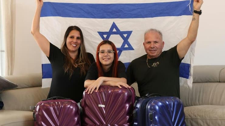 "הפעם זה להיות או לחדול". יצחק פליגלמן ומשפחתו (צילום: אלעד גרשגורן) יצחק פליגלמן