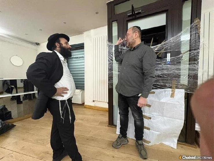 הרב מאיר שלמה לובעצקי מבקר יהודי שחנותו הושחתה (צילום: chabad.org) הרב מאיר שלמה לובעצקי מבקר יהודי שחנותו הושחתה