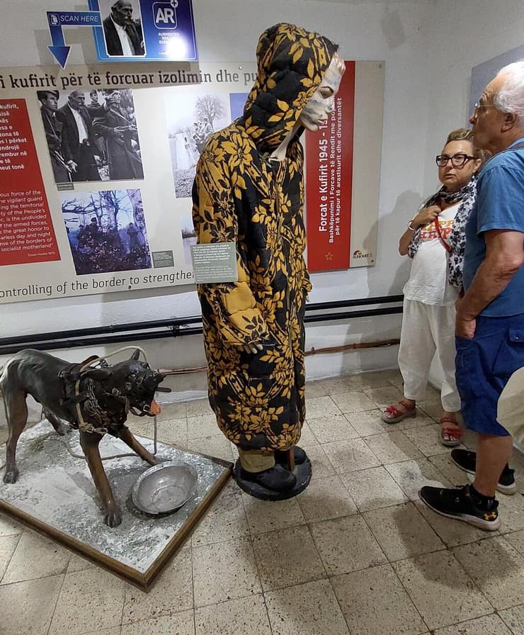 בונקארט 2 - מעיל מרופד לאימון כלבי תקיפה ששימשו ללכוד אזרחים שניסו לברוח ולחצות את הגבול (צילום: רוני ערן) בונקארט 2 - מעיל מרופד לאימון כלבי תקיפה ששימשו ללכוד אזרחים שניסו לברוח ולחצות את הגבול