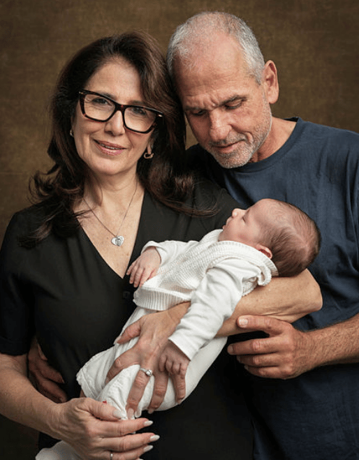 נירה ויגאל סרוסי עם בנם לביא (יונתן בלום) נירה ויגאל סרוסי עם בנם לביא