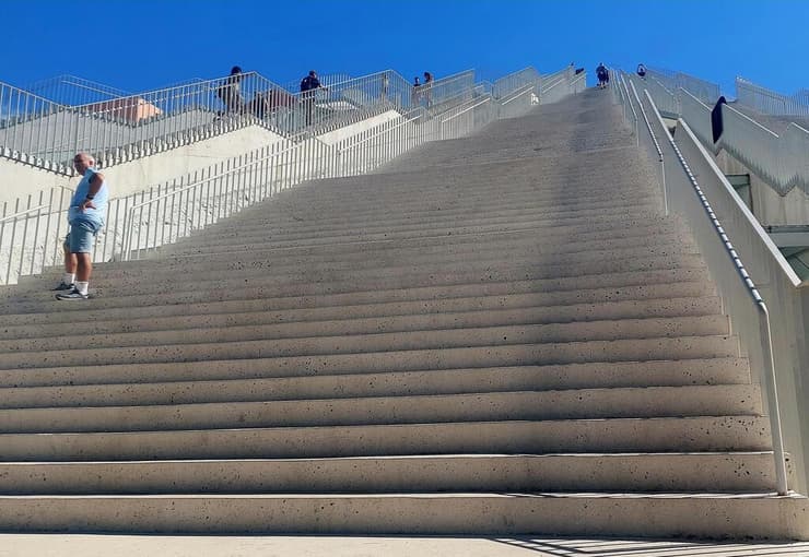 אחד מגרמי המדרגות של הפירמידה בטירנה (צילום: רוני ערן) אחד מגרמי המדרגות של הפירמידה בטירנה