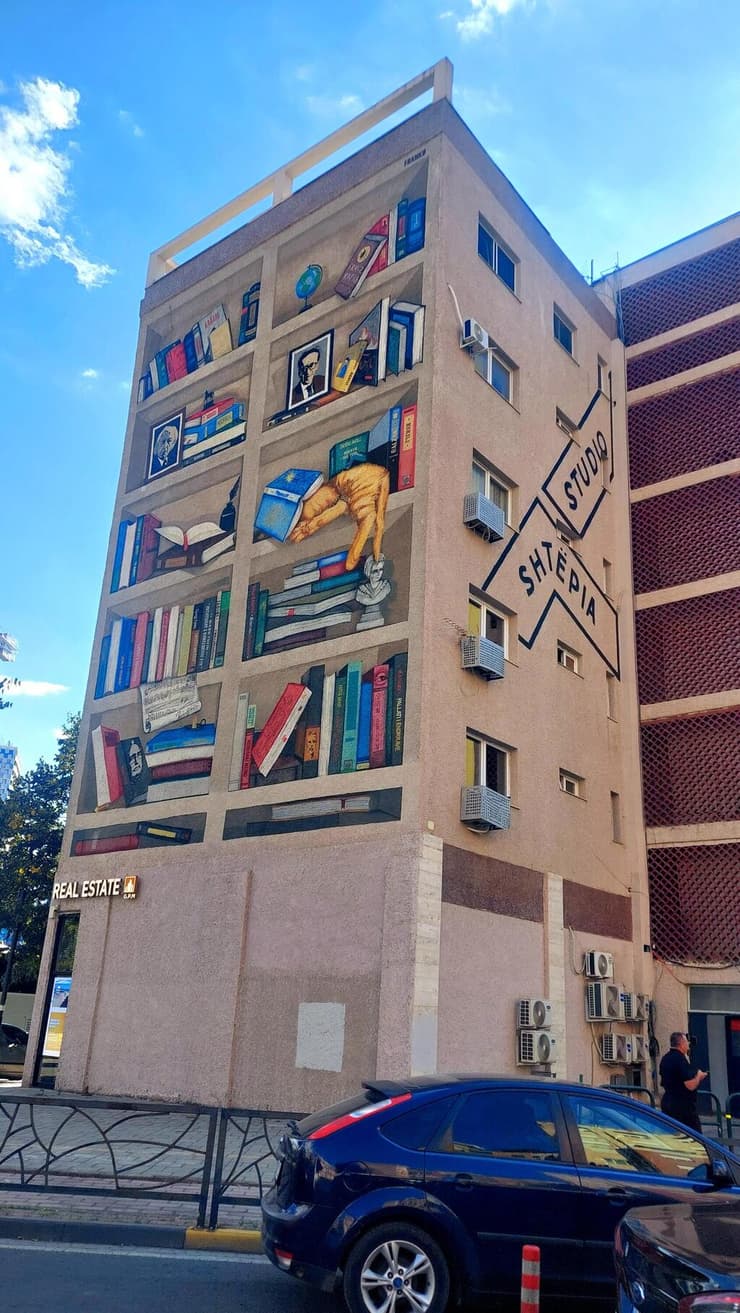 אמנות רחוב בטירנה (צילום: רוני ערן) אמנות רחוב בטירנה